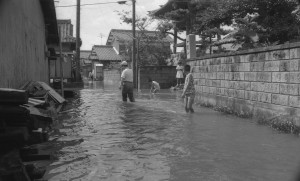 069五十一・九・十二(ネガ11)22（飯柄　法源寺前通り）.19760910